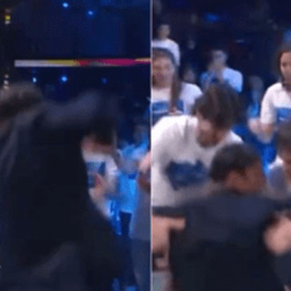 Sal Da Vinci canta a Domenica In, raggiunge la platea e... cade Sal Da Vinci canta a Domenica In, raggiunge la platea e... cade