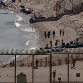 Ceuta, allerta per un nuovo assalto: il Marocco blocca centinaia di migranti Ceuta, allerta per un nuovo assalto: il Marocco blocca centinaia di migranti