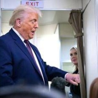 Trump e il livido sulla mano: "Ho sbattuto, sto benissimo"