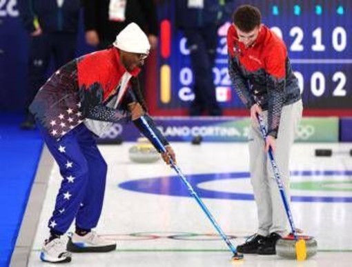 Snoop Dogg e il curling, scoppia l'amore a Milano Cortina Snoop Dogg e il curling, scoppia l'amore a Milano Cortina