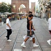 Stop sussidi alle famiglie dei 'maranza', il ddl di Fratelli d'Italia: benefici sospesi se minore condannato ad almeno un anno Stop sussidi alle famiglie dei 'maranza', il ddl di Fratelli d'Italia: benefici sospesi se minore condannato ad almeno un anno