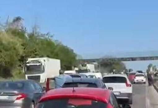 Tamponamento tra 4 auto, traffico in tilt sulla Pontina e mattinata di code