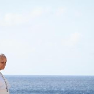 Papa Leone XIV varca la Porta d'Europa a Lampedusa: "Più delle parole contano i gesti, mondo sia più umano" Papa Leone XIV varca la Porta d'Europa a Lampedusa: "Più delle parole contano i gesti, mondo sia più umano"