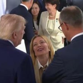 Trump-Meloni, siparietto distensivo al G7: "Io abbandonato", "Noi sempre amici" Trump-Meloni, siparietto distensivo al G7: "Io abbandonato", "Noi sempre amici"