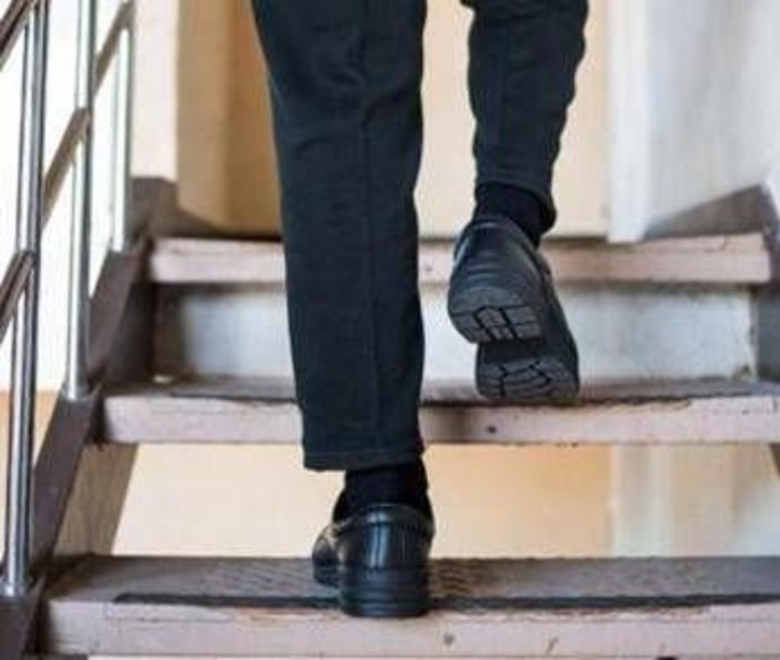 Salire le scale fa bene al cuore, pochi gradini riducono rischio infarto: lo studio Salire le scale fa bene al cuore, pochi gradini riducono rischio infarto: lo studio