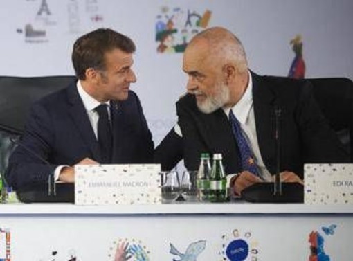 La gaffe di Trump fa ridere Macron e Rama, battute al vertice