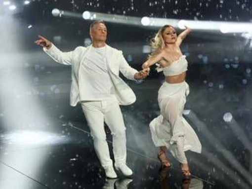 Ballando, guai per Paolo Belli? Anastasia Kuzmina: "Sono bloccata con il collo" Ballando, guai per Paolo Belli? Anastasia Kuzmina: "Sono bloccata con il collo"