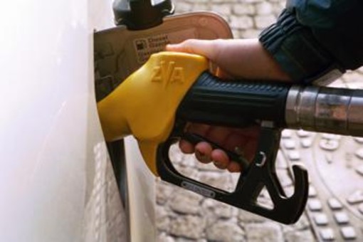 Benzina a un passo dai 2 euro, diesel torna a salire con forza: i prezzi dei carburanti oggi Benzina a un passo dai 2 euro, diesel torna a salire con forza: i prezzi dei carburanti oggi