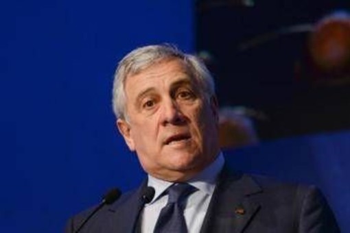 Iran, Tajani: "Italiani lascino Paese, in ambasciata solo personale indispensabile" Iran, Tajani: "Italiani lascino Paese, in ambasciata solo personale indispensabile"