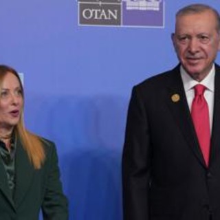 Vertice Nato, Erdogan regala una pistola ai leader. Meloni la porta in Italia protocollata come tutti gli altri doni Vertice Nato, Erdogan regala una pistola ai leader. Meloni la porta in Italia protocollata come tutti gli altri doni