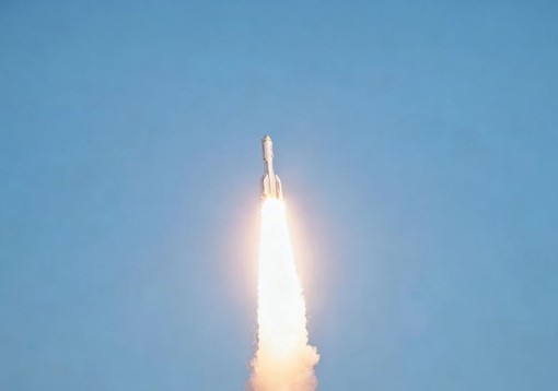 La Cina lancia in orbita nove satelliti dalle acque al largo di Shanghai
