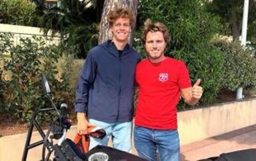 Sinner, un altro traguardo: ecco la patente per la moto (al quinto tentativo) Sinner, un altro traguardo: ecco la patente per la moto (al quinto tentativo)