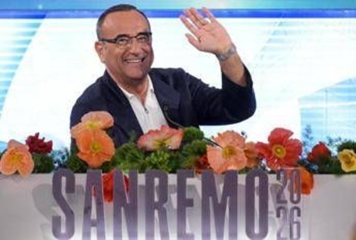 Carlo Conti compie 65 anni e festeggia anche un Sanremo che ha convinto tv e social Carlo Conti compie 65 anni e festeggia anche un Sanremo che ha convinto tv e social