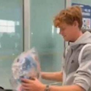 Sinner arriva in Cina, ad accoglierlo c'è... un cuscino Sinner arriva in Cina, ad accoglierlo c'è... un cuscino