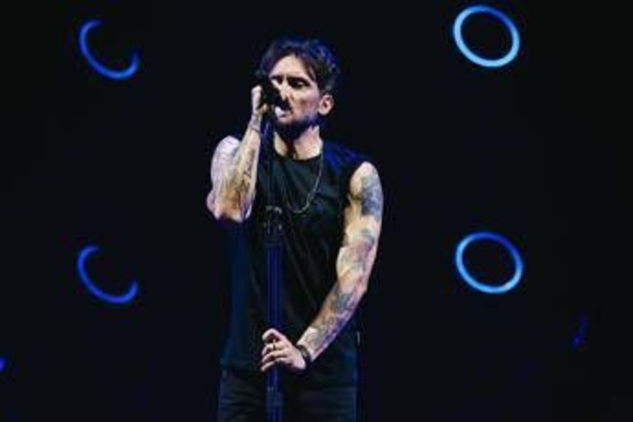 Sanremo 2026, Fabrizio Moro chi è: la cover con Eddie Brock Sanremo 2026, Fabrizio Moro chi è: la cover con Eddie Brock