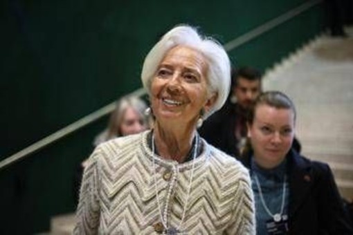 Bce, Lagarde smentisce le voci sulle dimissioni: "Resterò fino a fine mandato" Bce, Lagarde smentisce le voci sulle dimissioni: "Resterò fino a fine mandato"