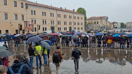 Ultimo saluto ad Alex Zanardi, in migliaia ai funerali di Padova Ultimo saluto ad Alex Zanardi, in migliaia ai funerali di Padova