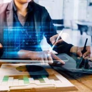 L'Intelligenza Artificiale fa lavorare di meno? Non proprio, per i dipendenti aumenta impegno e divario con i dirigenti