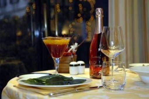 Cenone di Capodanno, da numero bicchieri a centimetri tra i piatti: 5 errori da evitare a tavola Cenone di Capodanno, da numero bicchieri a centimetri tra i piatti: 5 errori da evitare a tavola