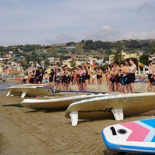 Da 10 anni gli studenti del Bonelli di Cuneo scelgono Arma di Taggia per scoprire il windsurf e pulire le spiagge