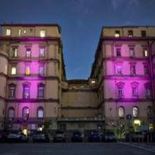 Tumori, nel mese della prevenzione femminile l'Università Vanvitelli si tinge di rosa Tumori, nel mese della prevenzione femminile l'Università Vanvitelli si tinge di rosa