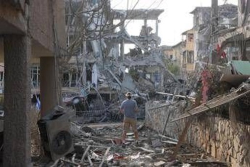 Israele, raffica di missili dall'Iran. Idf attacca obiettivi militari a Teheran