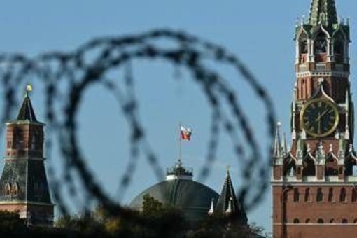 Ucraina, Russia non si ferma: “Operazione continua”. Accuse a Londra e Parigi su bomba atomica Ucraina, Russia non si ferma: “Operazione continua”. Accuse a Londra e Parigi su bomba atomica