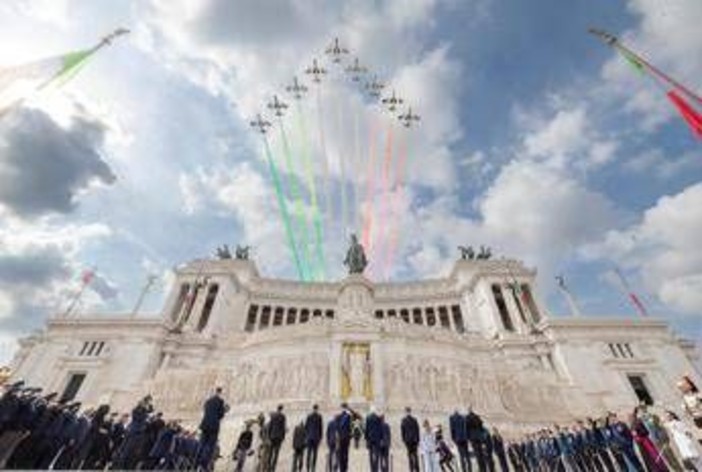 L'Italia celebra gli 80 anni della Repubblica. Mattarella: "Costituzione è nostra 'casa comune'" L'Italia celebra gli 80 anni della Repubblica. Mattarella: "Costituzione è nostra 'casa comune'"