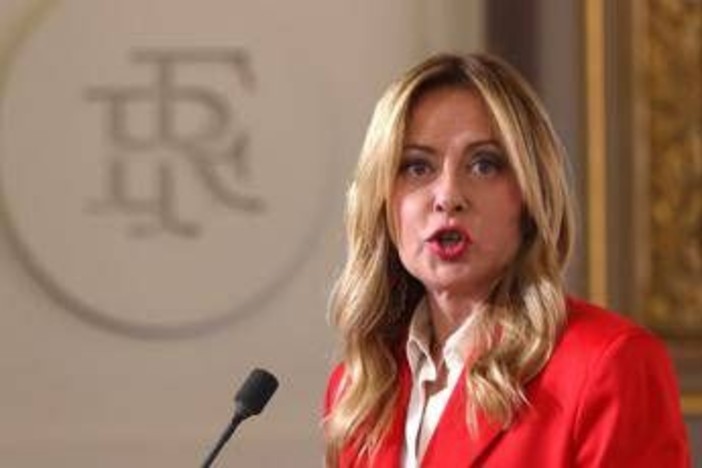 Iran, Macron e Starmer annunciano missione per riapertura duratura Hormuz. Meloni: "Italia pronta a schierare le navi con autorizzazione del Parlamento"