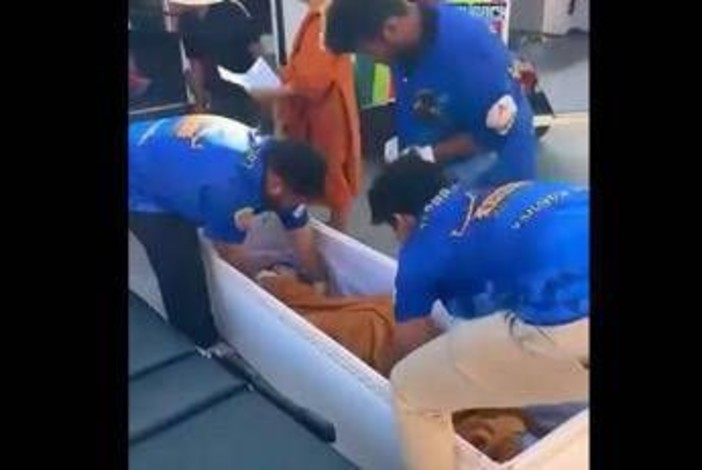 Creduta morta bussa dalla bara: stava per essere cremata