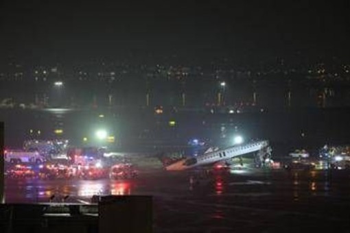 Incidente a LaGuardia di New York, aereo in fase di atterraggio si scontra con camion: morti pilota e copilota, 40 feriti