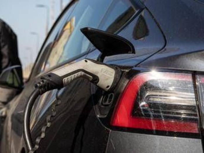 L'estate 2026 con l'auto elettrica, il racconto tra caldo record e bollini neri