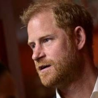 Harry e ritorno in Gb, il retroscena: duca di Sussex è ancora arrabbiato e vuole le scuse della famiglia