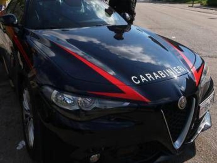 Ferrara, entra armato nel liceo e tenta di colpire un 15enne: arrestato Ferrara, entra armato nel liceo e tenta di colpire un 15enne: arrestato