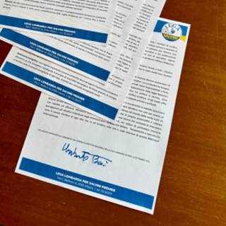 La firma di Bossi sulla 'Carta della Lombardia': "Sottoscrivo con stesso spirito giuramento che non si spegne" La firma di Bossi sulla 'Carta della Lombardia': "Sottoscrivo con stesso spirito giuramento che non si spegne"