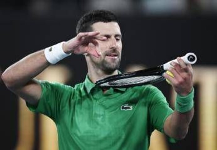 Australian Open, Djokovic già ai quarti: Mensik si ritira Australian Open, Djokovic già ai quarti: Mensik si ritira