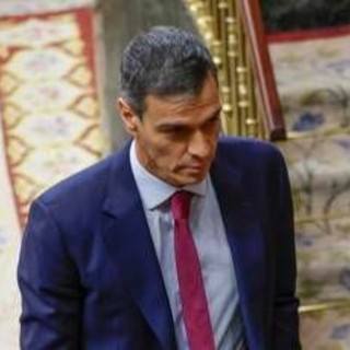 Moglie e fratello indagati, tra proteste e perquisizioni il giugno difficile di Sanchez