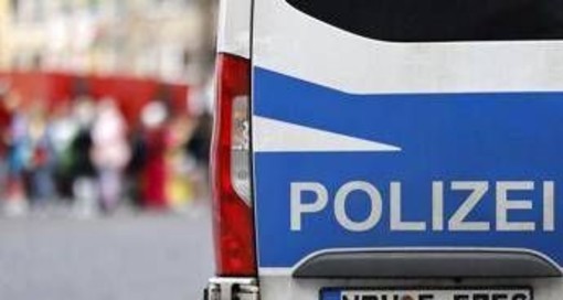 Sesso in auto a 140 all'ora, fermati dalla polizia dopo inseguimento Sesso in auto a 140 all'ora, fermati dalla polizia dopo inseguimento