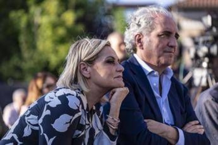 Simona Ventura e il marito perseguitati dallo stalker: "Minacciati di morte in 200 messaggi" Simona Ventura e il marito perseguitati dallo stalker: "Minacciati di morte in 200 messaggi"