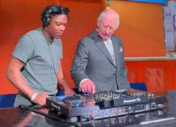 Carlo III cambia ruolo, da sovrano a DJ. E il risultato è incredibile Carlo III cambia ruolo, da sovrano a DJ. E il risultato è incredibile