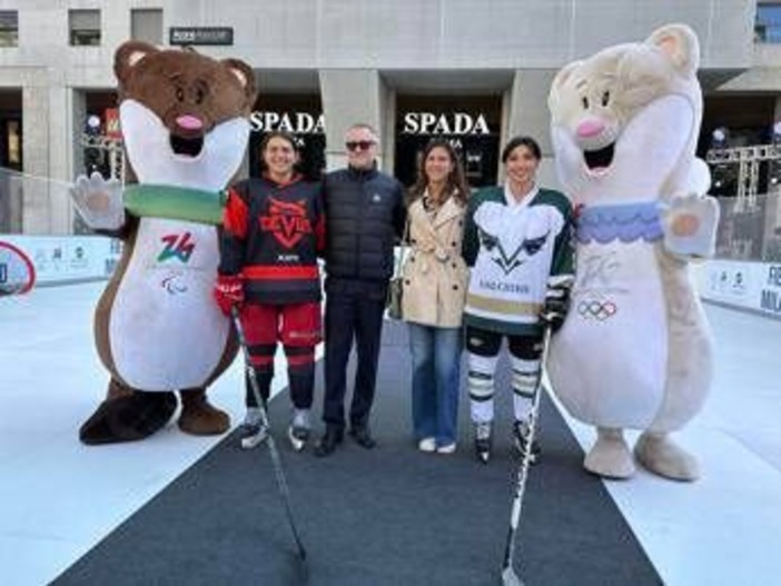 Milano, le Olimpiadi arrivano in anticipo: a due passi dal Duomo si gioca... a hockey Milano, le Olimpiadi arrivano in anticipo: a due passi dal Duomo si gioca... a hockey