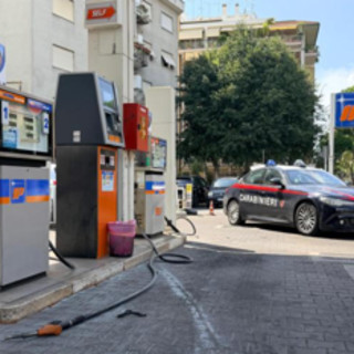 Roma, morto il 33enne che si era dato fuoco al distributore di benzina Roma, morto il 33enne che si era dato fuoco al distributore di benzina
