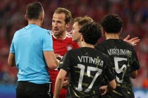 Mendes rischia espulsione, Kompany chiede un rigore: caos in Bayern Monaco-Psg Mendes rischia espulsione, Kompany chiede un rigore: caos in Bayern Monaco-Psg