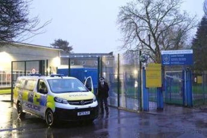 Londra, 13enne arrestato per tentato omicidio: ha accoltellato due compagni a scuola Londra, 13enne arrestato per tentato omicidio: ha accoltellato due compagni a scuola
