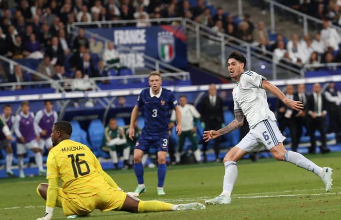 Bastoni risponde alla magia di Olise, Francia-Italia 1-1