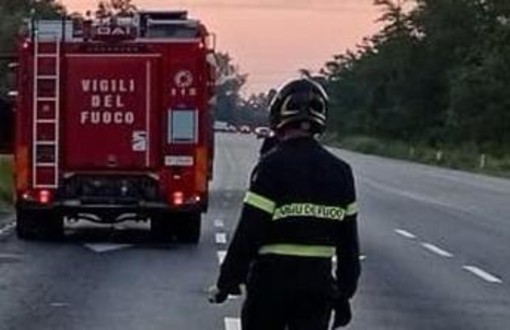 Matera, tir sfonda le barriere e precipita da cavalcavia: morto camionista 50enne Matera, tir sfonda le barriere e precipita da cavalcavia: morto camionista 50enne