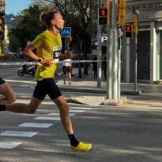 Corre una maratona... con le Crocs, la follia dell'atleta russo a Berlino