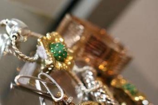 Moglie e amante? Un gioiello 'per due': ecco come gestire doppi (o tripli) regali e non farsi beccare Moglie e amante? Un gioiello 'per due': ecco come gestire doppi (o tripli) regali e non farsi beccare