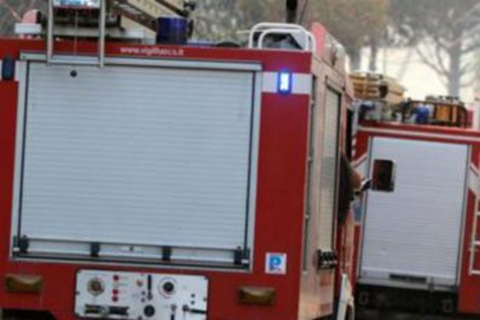 Vasto incendio a Piana del Sole, riaperta la Roma-Fiumicino Vasto incendio a Piana del Sole, riaperta la Roma-Fiumicino