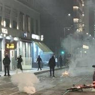 Milano, scontri e saccheggi. L'identikit dei violenti: giovanissimi, italiani e stranieri Milano, scontri e saccheggi. L'identikit dei violenti: giovanissimi, italiani e stranieri